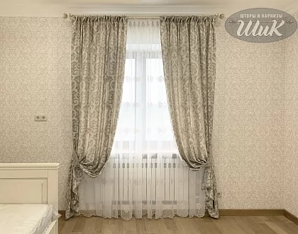 классические шторы в классическую спальню с карнизом